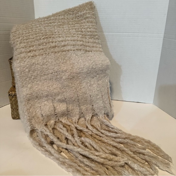 Gorgeous “Mer Sea” Scarf by Anthropologie in Pink/Mauve Ombré - Picture 4 of 6